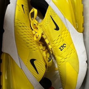 NIKE MAX 270 Size8